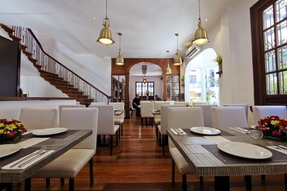 The Bourke Hotel Davao Екстер'єр фото
